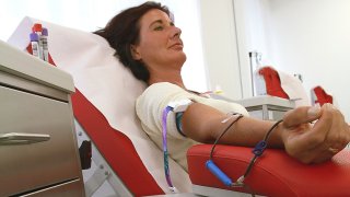 047519601-woman-blood-donation-2