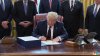 Presidente Trump firma histórico paquete de estímulo económico ante el coronavirus