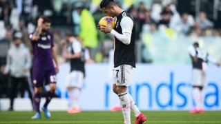 TURÍN, ITALIA - 2 DE FEBRERO DE 2020: Cristiano Ronaldo de Juventus FC besa el balón antes de un tiro penal durante el partido de fútbol de la Serie A entre Juventus FC y ACF Fiorentina.