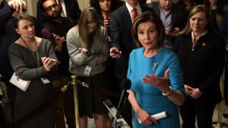 La Presidenta de la Cámara de Representantes de los Estados Unidos, Nancy Pelosi (D-CA), habla con miembros de los medios de comunicación en el Capitolio de los Estados Unidos el 13 de marzo de 2020 en Washington, DC.