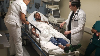 El cantante Zion postrado en una cama de hospital