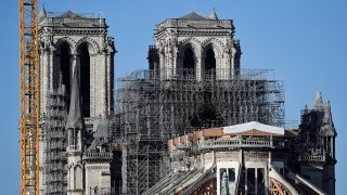 Catedral de Notre Dame en París con andamios