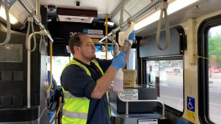 Desinfectan autobuses VIA
