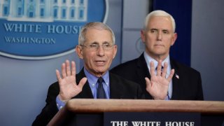 El Director del Instituto Nacional de Alergias y Enfermedades Infecciosas, Dr. Anthony Fauci, habla junto al vicepresidente de los Estados Unidos, Mike Pence, durante una conferencia de prensa sobre la pandemia del coronavirus COVID-19 con miembros de la Fuerza de Tarea del Coronavirus en la Casa Blanca en Washington, DC, EEUU. 26 de marzo de 2020.