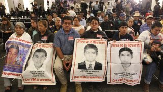 Familiares de estudiantes de Ayotzinapa desaparecidos.