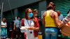 Personas sin hogar esquivan el hambre gracias a un solidario colectivo trans
