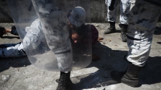 Policía mexicana detiene a migrante que ingresa a México