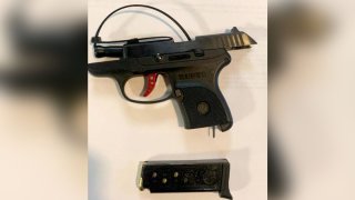 Pistola confiscada en Del Río
