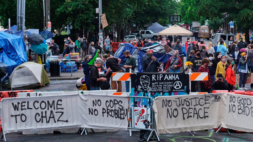 La alcaldesa firmó una orden ejecutiva en la que mandó a la policía que regresara y retomara el control de la "zona autónoma" en el centro de la ciudad tras semanas de protestas y dos tiroteos mortales.