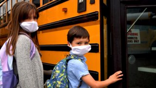 COVID EN ESCUELAS MASCARAS