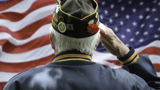 Veterano dando el saludo a la bandera de Estados Unidos.