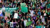 Feministas exigen despenalizar el aborto en México; la policía las frena