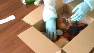 Caja con alimentos para donación