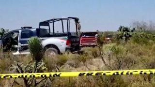 Camioneta y vehículos de la policía en un campo en San Luis Potosí