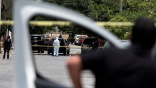 Escena de crimen vista desde la ventanilla de un auto