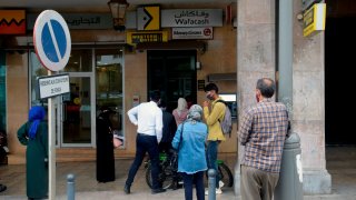 Fila de personas en una casa de cambios en Marruecos