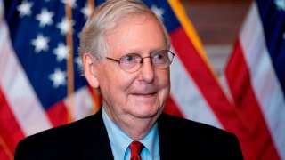 El medio indica que McConnell cree que el mandatario ha cometido suficientes ofensas como para que se le fuerce a dejar su puesto.