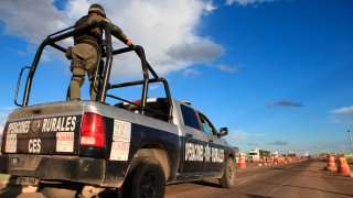 Policía abordo de un vehículo patrullando