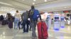 Reportan que cada día llegan más migrantes al Aeropuerto de San Antonio