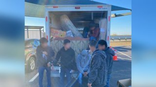 Migrantes escondidos entre colchones en Laredo
