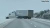 Graban impactante momento en que camión se resbala a causa de hielo negro