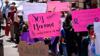 Cartulinas en protesta por el feminicidio de una médica mexicana