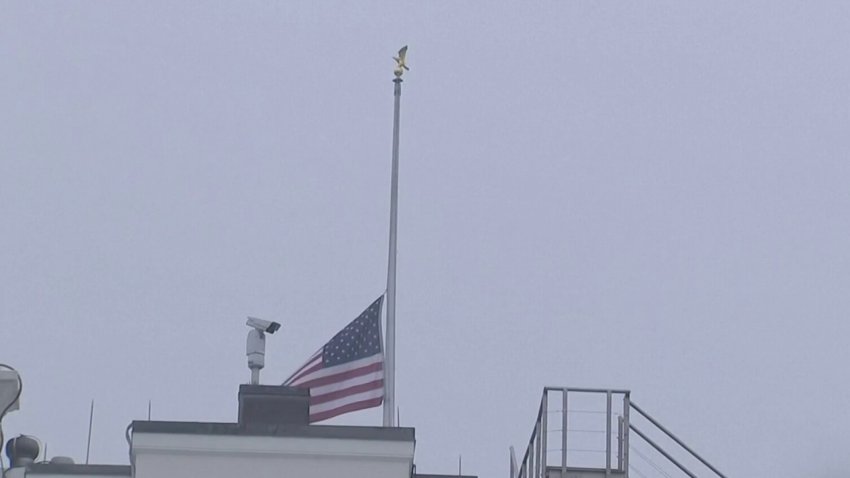 Banderas de la Casa Blanca ondean a media asta tras tiroteos en Georgia