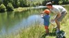 Programa estatal ofrece clases de pesca gratuitas a las familias