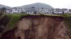 Video: se abre la tierra y varias casas quedan al borde del abismo