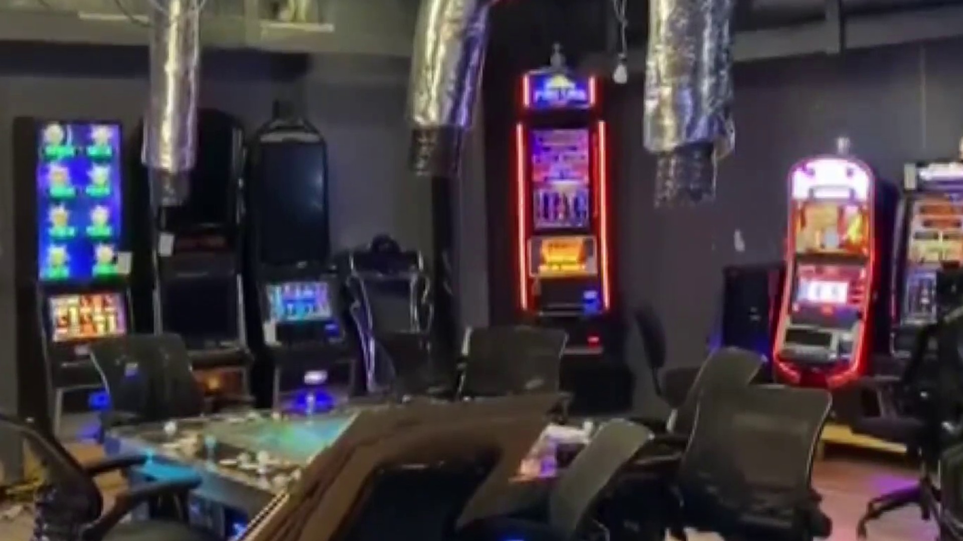 Encuentran un casino clandestino con personas escondidas en su interior