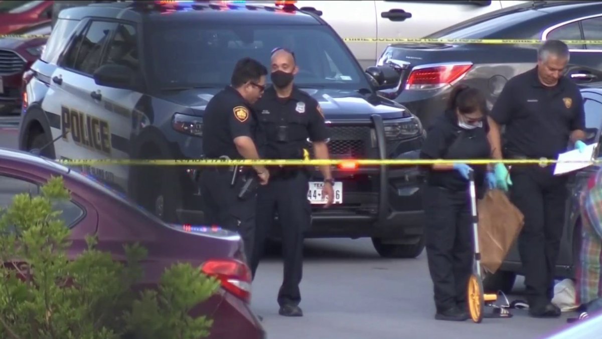 Muere hombre tras ser baleado en la cabeza en el estacionamiento de ...