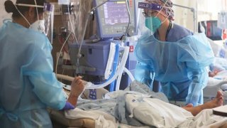 Casi 5,000 personas han están hospitalizadas en Texas a causa del COVID-19.