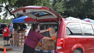 Distribución de comida en Seguin