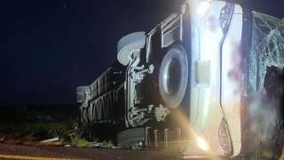 Autobús volcado en una carretera de Tamaulipas