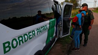 De los 1,119,204 detenidos en lo que va de año, 751,844 han sido expulsados por el Título 42, por el que solo se permite quedarse en Estados Unidos a menores no acompañados de alguno de sus padres o tutor legal y familias que viajan con niños pequeños.