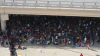 Miles de migrantes acampan bajo puente fronterizo para pedir asilo