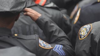 Los agentes de policía se reúnen en el funeral de un oficial que murió.