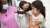 Diez mitos sobre la vacuna contra el COVID-19 para niños, derribados por pediatras