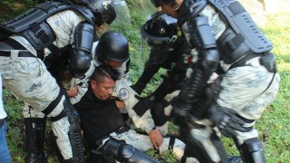 Un agente de la Guardia Nacional herido mientras sus compañeros lo auxilian
