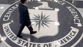 Un hombre cruza el logotipo de la Agencia Central de Inteligencia (CIA) en el vestíbulo de la sede de la CIA en Langley, Virginia, el 14 de agosto de 2008.