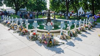 Cruces en Plaza Municipal de Uvalde