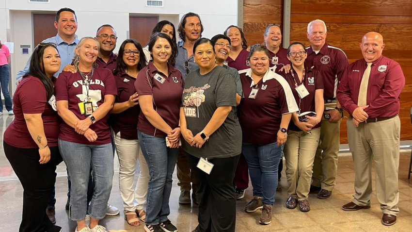 Matthew McConaughey visita Uvalde tras balacera