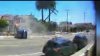 En video: brutal choque acaba con el auto volcado y un poste de luz echando chispas