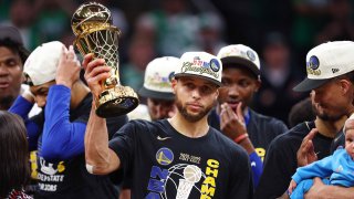 Stephen Curry #30 de los Golden State Warriors levanta el premio Bill Russell al Jugador Más Valioso de las Finales de la NBA después de derrotar a los Boston Celtics 103-90 en el Sexto Juego de las Finales de la NBA de 2022 en el TD Garden el 16 de junio de 2022 en Boston, Massachusetts.