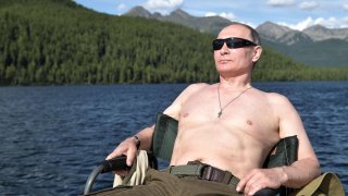 El presidente ruso, Vladimir Putin, toma el sol durante sus vacaciones en la remota región de Tuva, en el sur de Siberia. Foto tomada entre el 1 y el 3 de agosto de 2017.