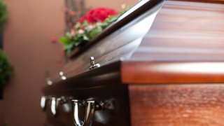 Un ataúd en una funeraria