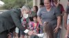 Alcalde de San Antonio recibe a pequeñitos de preescolar en su primer día de clases