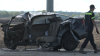 Accidente mortal: conductor se estrella contra un poste y su auto se parte en dos