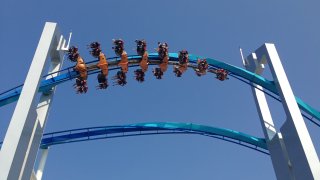 Vista de una montaña rusa en el parque de diversiones Cedar Point en Ohio.