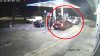 Dramático video: lo emboscaron y encañonaron cuando echaba gasolina para robarle el auto